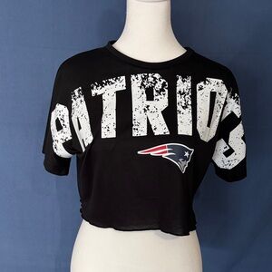 NFL Black Patriots Cropped Graphic Tee with White Team Name and Red & Blue Logo